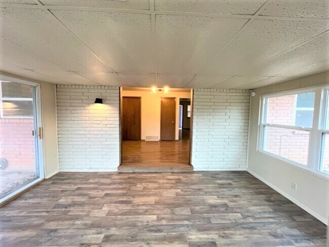 Building Photo - N2
