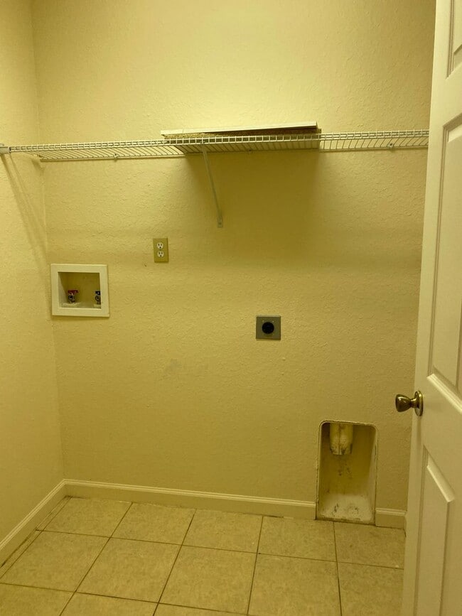 Building Photo - BEAUTIFUL 3 BEDFROOM, ,2.5 BATHROOMS TOWNH...