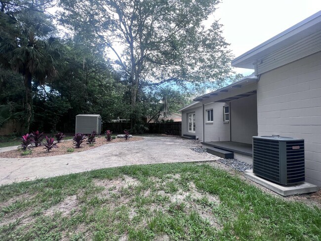 Building Photo - 3857 W University Ave