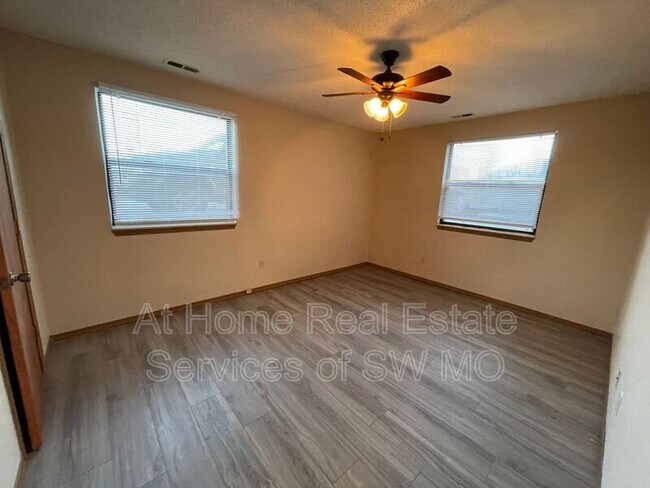 Building Photo - 2856 S Rogers Ave