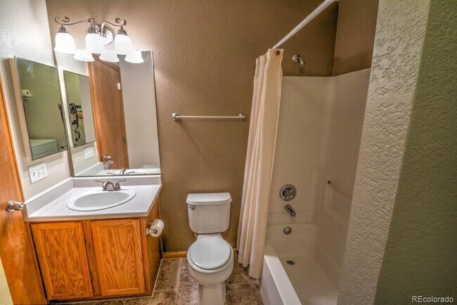 Building Photo - Spacious 3 bedroom home in the heart of Mo...