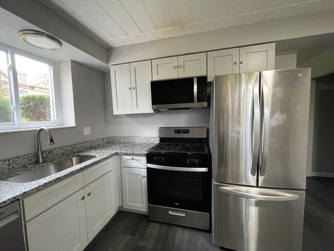 Building Photo - Updated 1 Bedroom in Bellevue with Off Str...