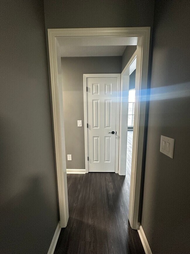 Building Photo - Fully Renovated in White House