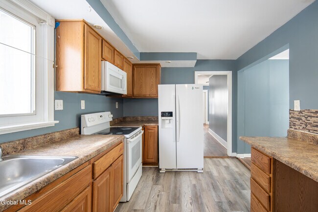 Building Photo - 6 Utica Ave