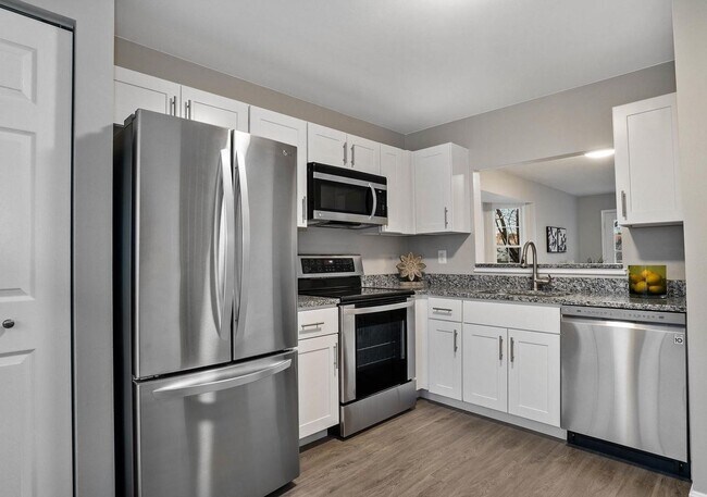 Building Photo - Gorgeous End Unit townhouse with WATER VIEWS ready mid August!