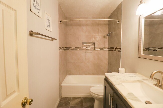 Building Photo - 2 Bed | 3 Bath with In-Ground Pool in Cent...
