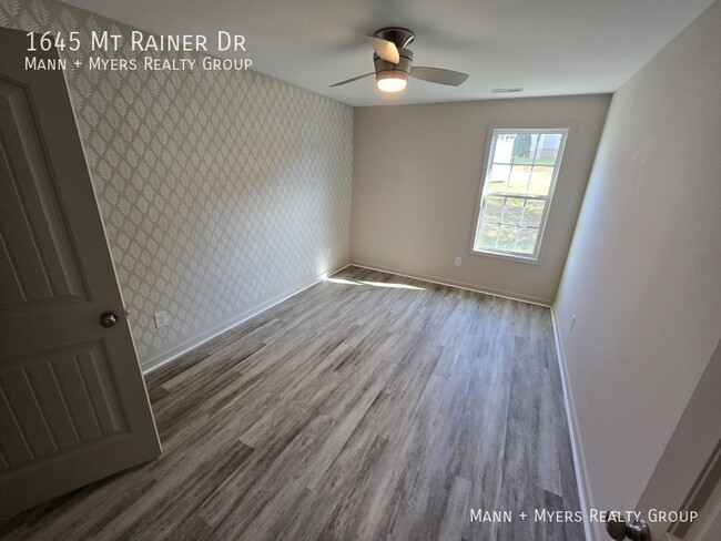 Building Photo - 1645 Mount Rainer Dr