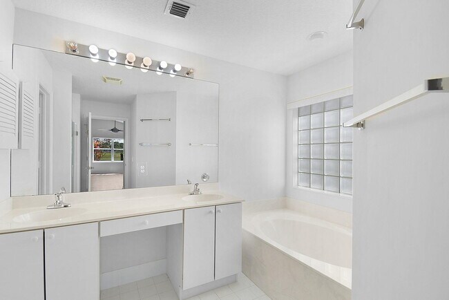 Building Photo - 3058 SE Brierwood Pl