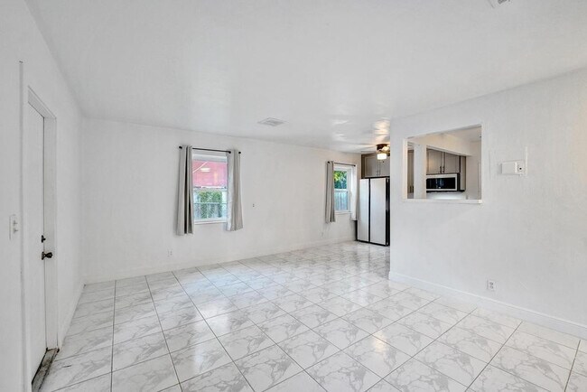 Building Photo - 1836 SW 9th Ave