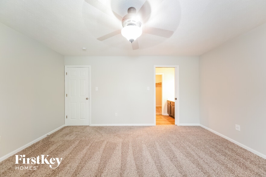 Building Photo - 825 Country Ln