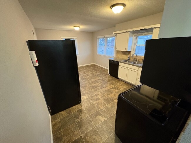 Building Photo - Huge Corner Lot in Grandview!! - 3 Bed / 2 Bath Split-Entry w/ Fenced Yard