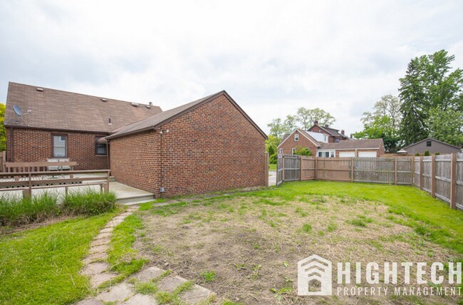Building Photo - 3 bedroom/1 bath! PARMA!!