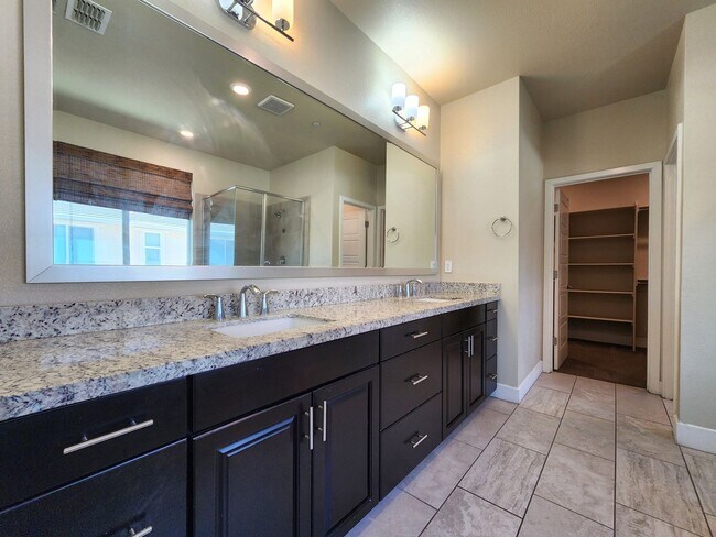 Building Photo - 4549 Maple Crest St