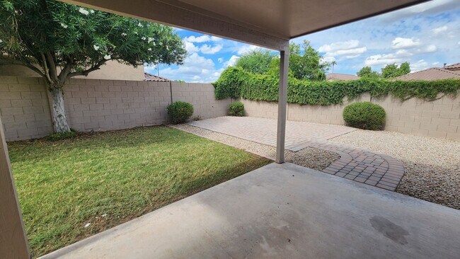 Building Photo - 4 Bedroom Home in the Silverhawke Communit...