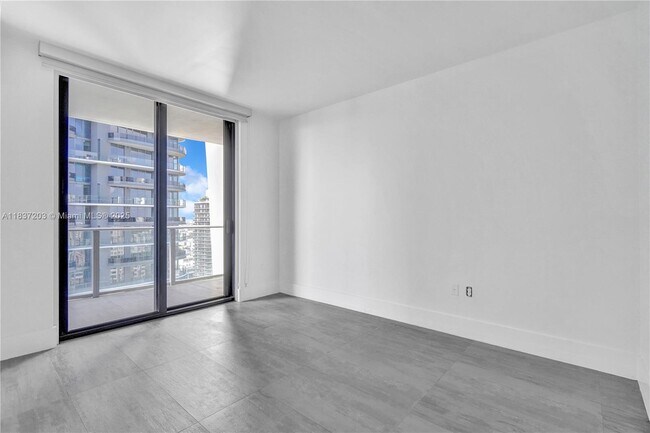Building Photo - 1010 Brickell Ave