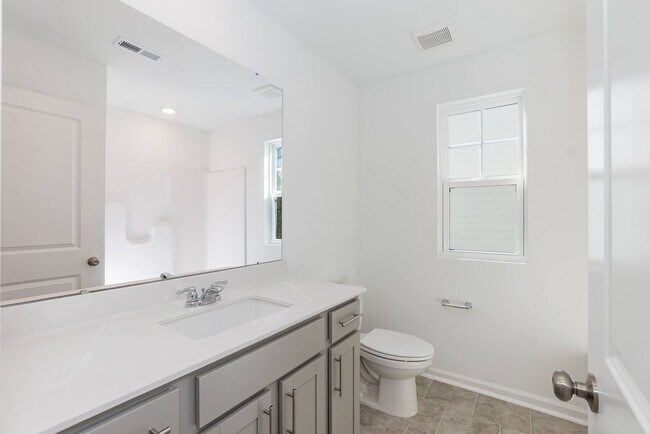 Building Photo - Three Bedroom End Unit Townhome!