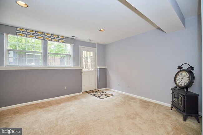 Building Photo - 6633 Skylemar Trail