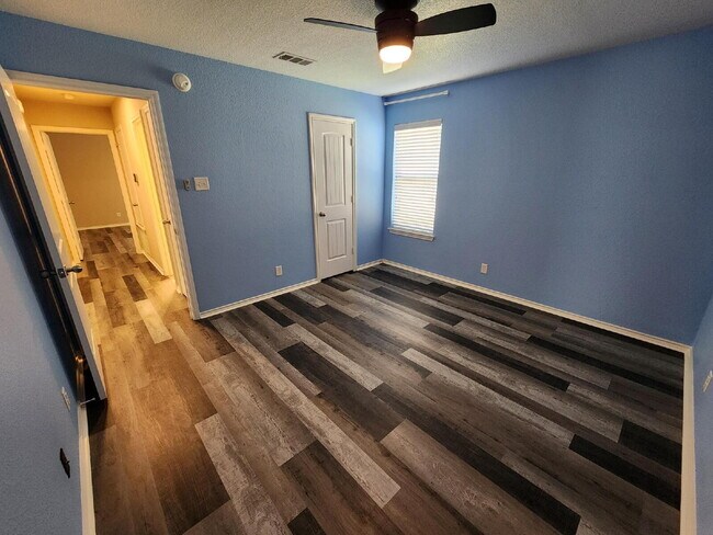Building Photo - 4633 Stonehaven Dr