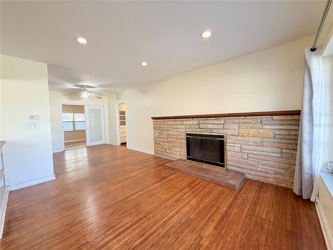 Building Photo - 309 Kerry Dr