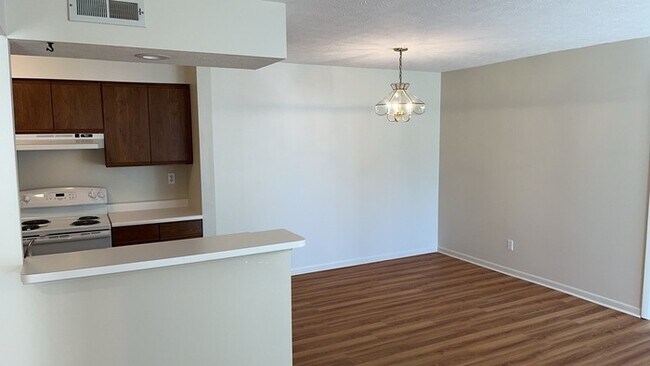 Building Photo - 1420 Lake Pointe Way