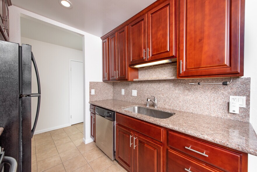 Sink and fingerprint resistant dishwasher - 150 Pearl St