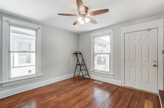 Building Photo - Two Bed, One Bath in Dayton!