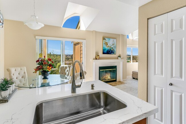 Building Photo - Beautiful Top Floor 2 Bed 2 Bath Condo in Factoria