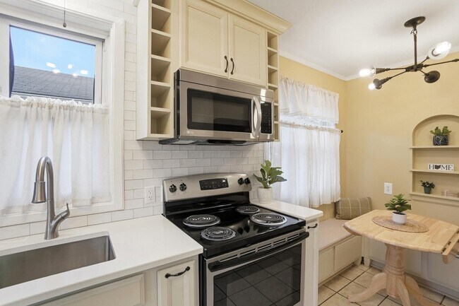 Building Photo - 2695 Bellwood Ave