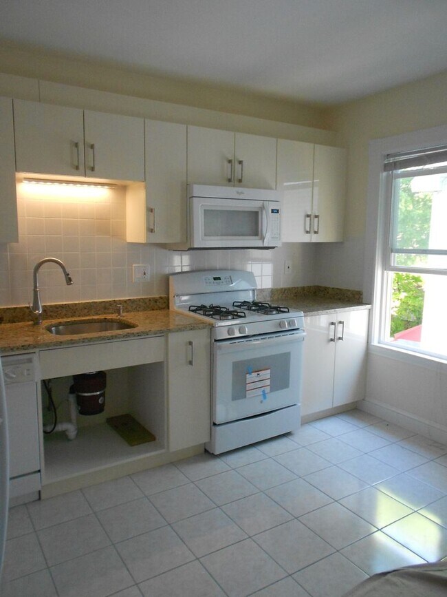 Building Photo - No Brokers Fee, In-Unit Washer and Dryer, Eat-in Kitchen, Parking for Rent
