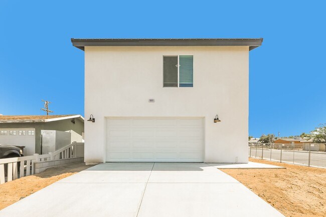 Building Photo - Spacious 3BR/2BA Home with Open Floor Plan, Garage & Washer/Dryer