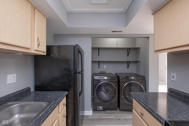 Building Photo - 8283 Sobax Dr