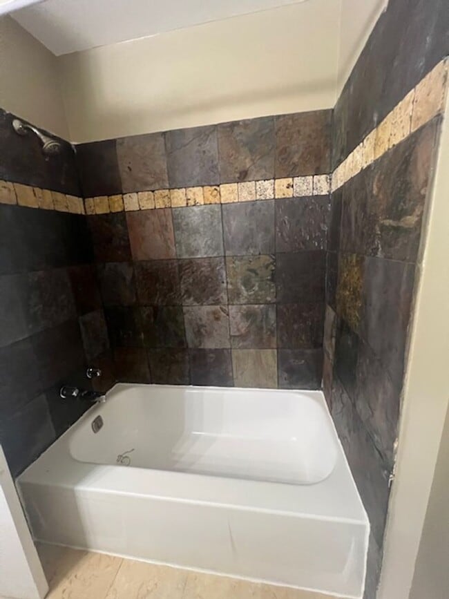 Building Photo - NICE WELL MAINTAINED TOWNHOME