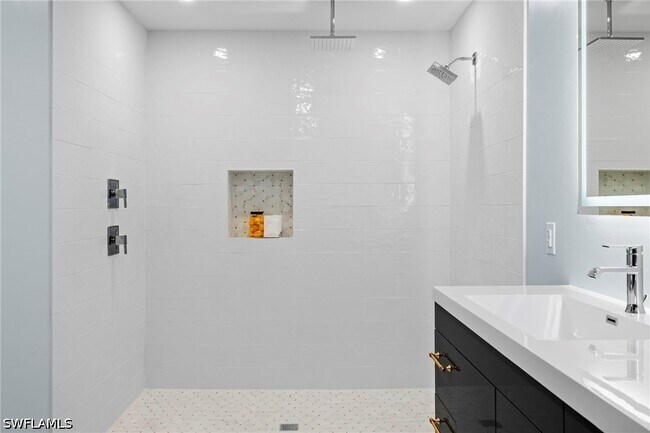 Building Photo - 765 High Pines Dr