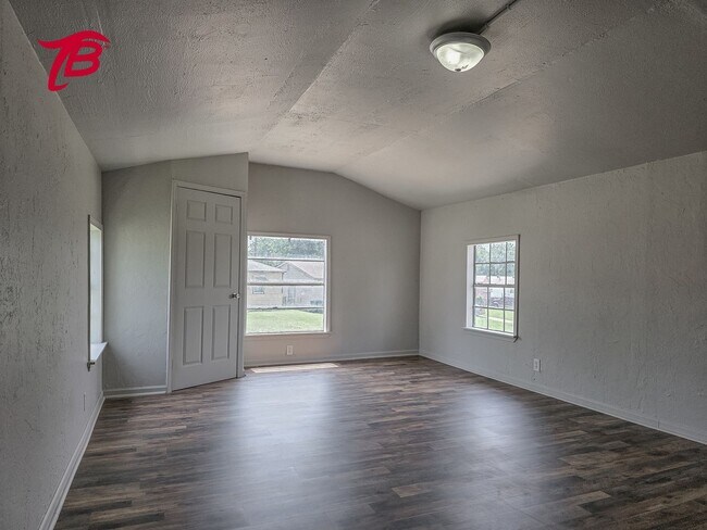 Building Photo - Spacious Split-Level 4-Bedroom Home with T...