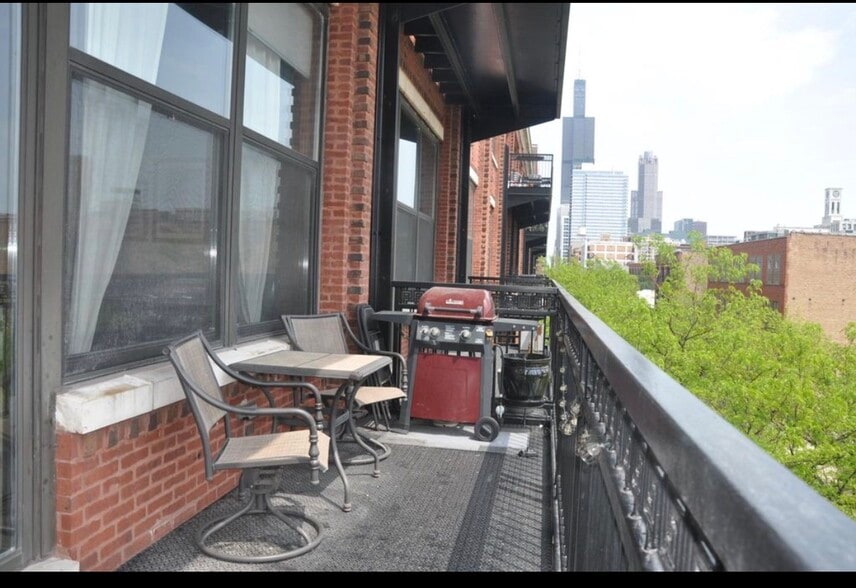 Building Photo - 1040 W Adams St