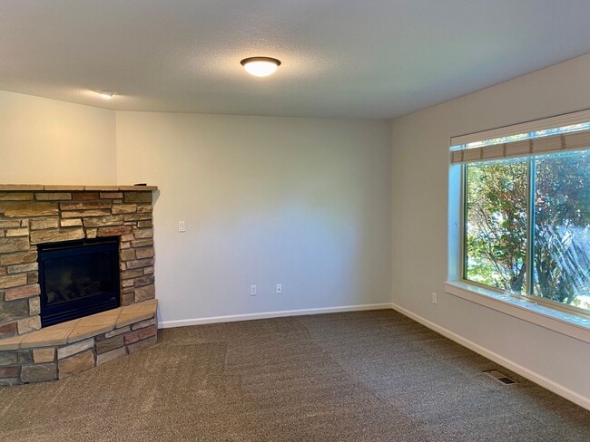Building Photo - 3-BR Craftsman Home in SE Bend
