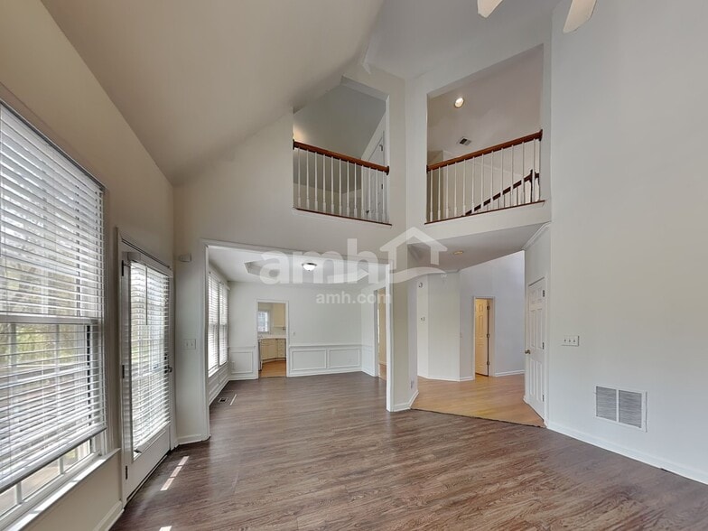 Building Photo - 1555 Brentwood Dr