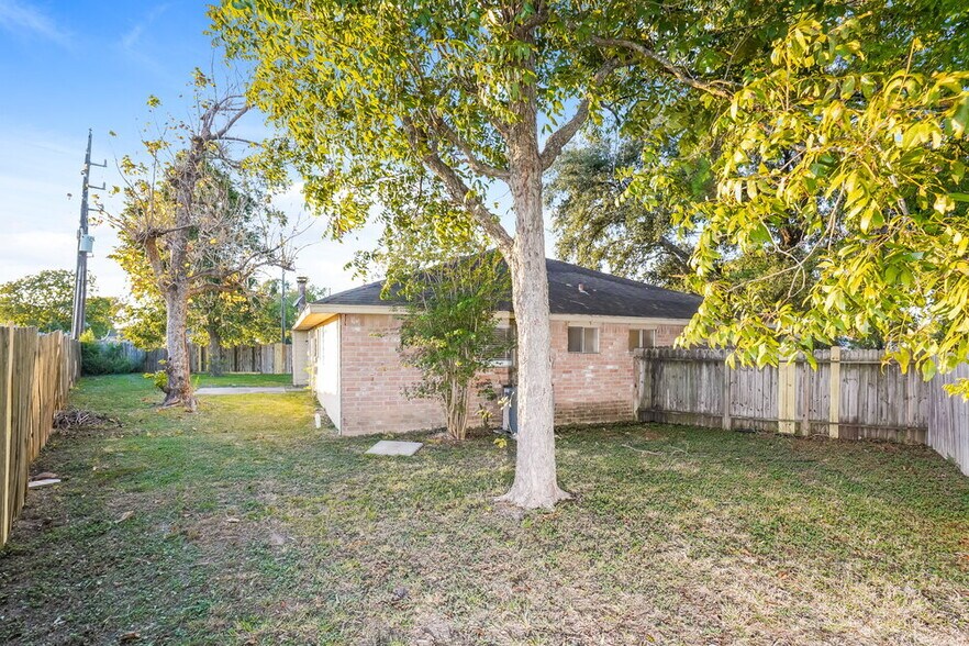 Building Photo - 7202 Skylight Ln