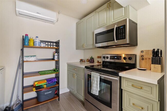 Building Photo - 20 NE 17th Ave