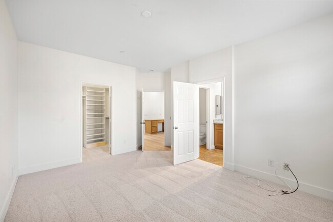 Building Photo - 19 Vinca Ct