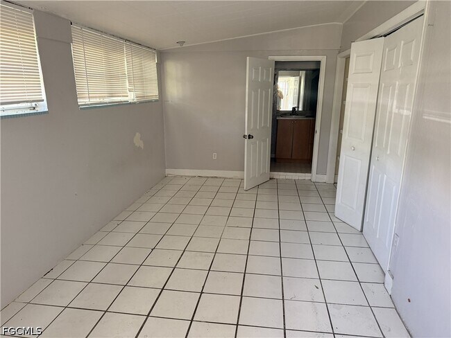 Building Photo - 3955 Seminole Ave