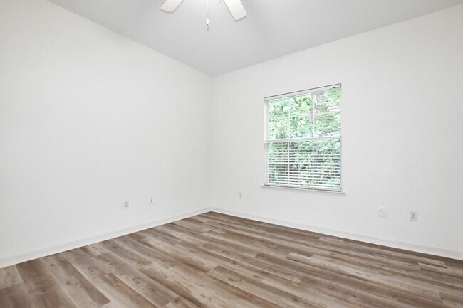 Building Photo - 436 NW 50th Blvd. (Monticello at Millpond)