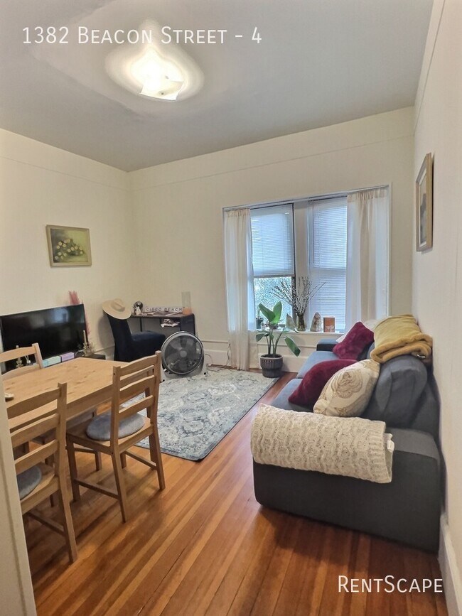 Primary Photo - 1382 Beacon St