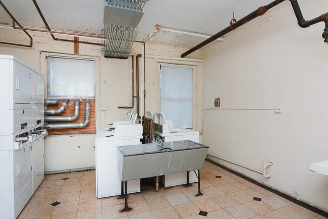 Building Photo - 4650 N Paulina St