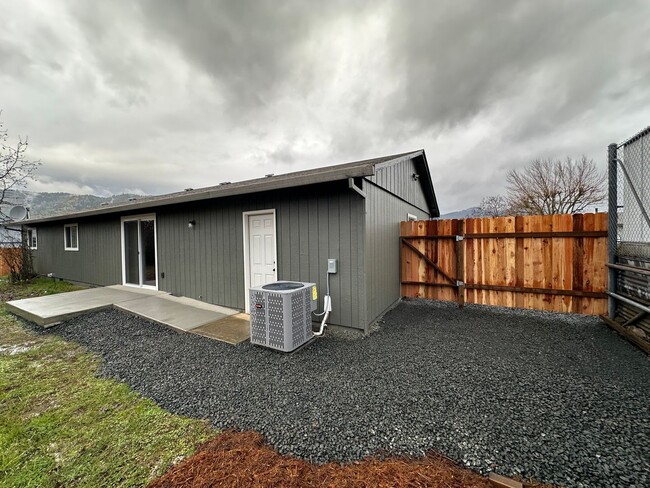 Building Photo - Myrtle Creek 3 bedroom home with 1 car garage