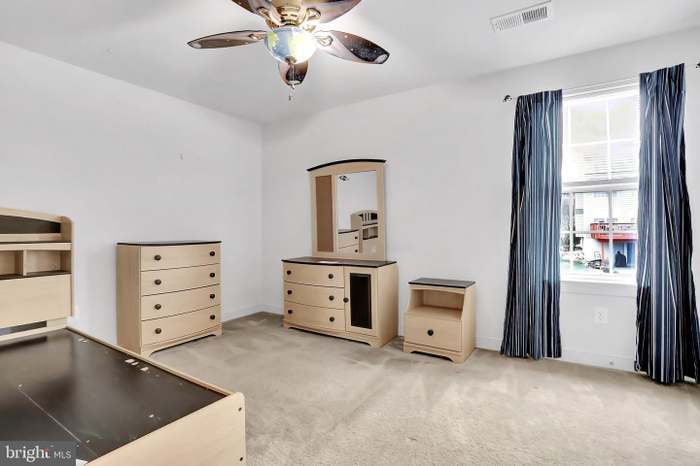 Building Photo - 515 Waterdale Dr