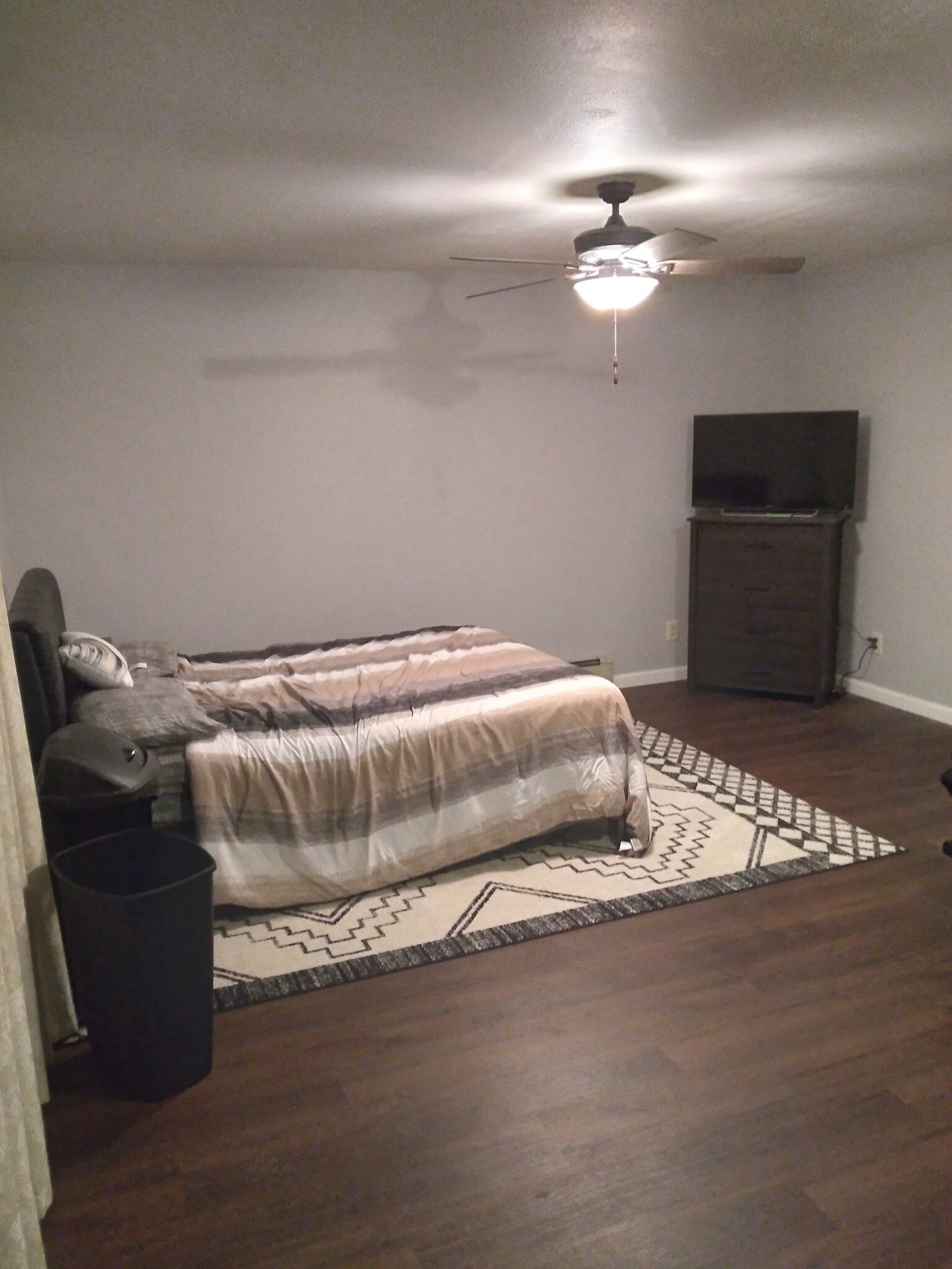 bed - 3502 Hawkins Ave