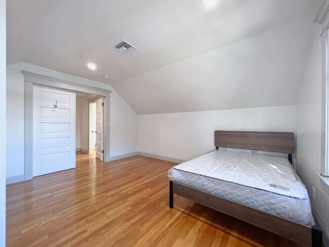 Building Photo - 929 W 23rd St