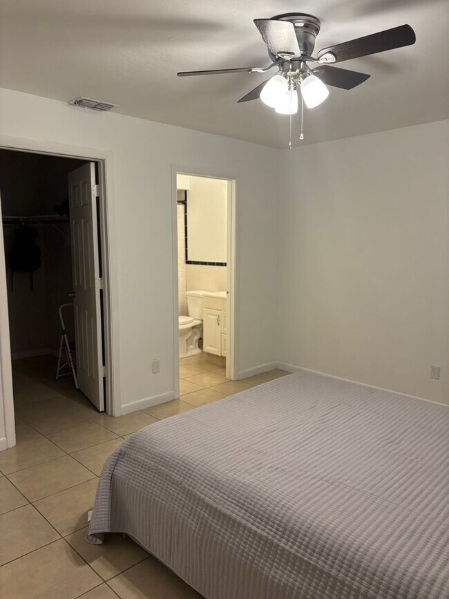 Building Photo - 1015 SW 48th Terrace