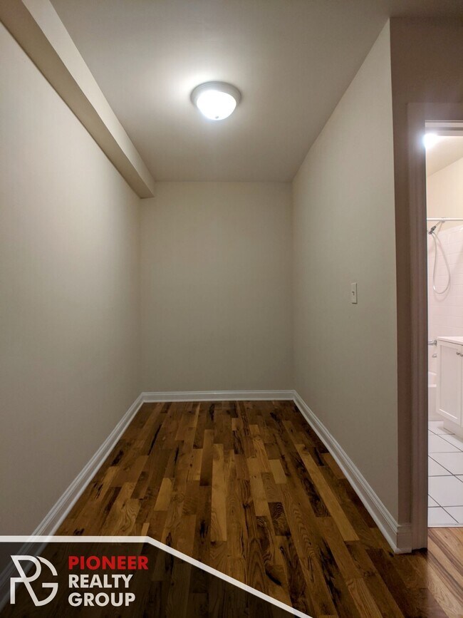 Building Photo - 1354 N Dearborn St